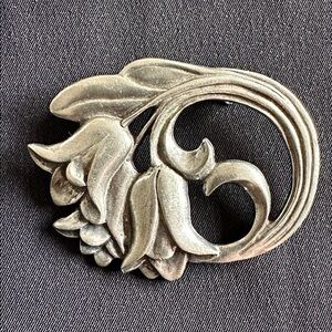 Vintage Seagull Pewter EUC brooch. Three tulips & leaves form this beauty